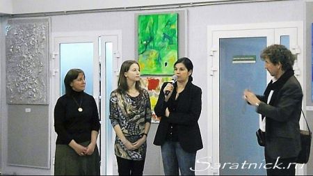 Магали Лютфалла приветствует посетителей выставки