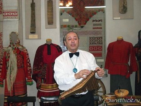 Ю.В. Массин на открытии выставки "Мой музыкальный рай"