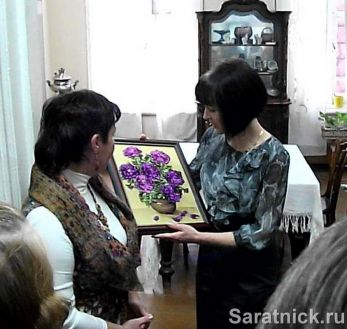Л.В. Шорикова дарит свою картину Саратовскому этнографическому музею